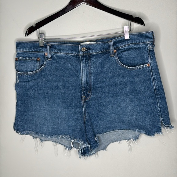 Abercrombie & Fitch The High Rise Mom Short 4" Inseam Denim Size 34/18 EUC - Picture 1 of 6